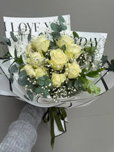 Görseli Galeri görüntüleyiciye yükleyin, Beyaz Gül Buketi