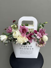 Görseli Galeri görüntüleyiciye yükleyin, Şık Çanta Aranjmanı